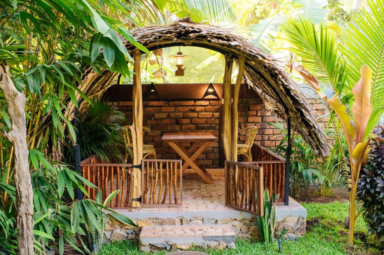 Igabara Hobbit House Hotell Tangalle Eksteriør bilde